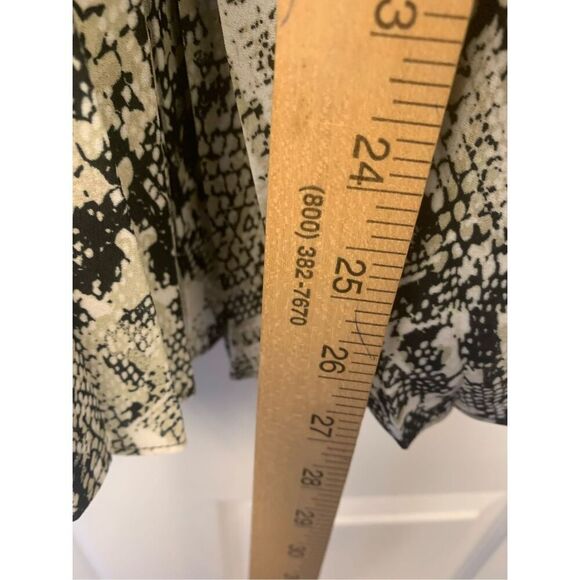 Snakeskin Patterned Sleeveless Blouse - Picture 8 of 8